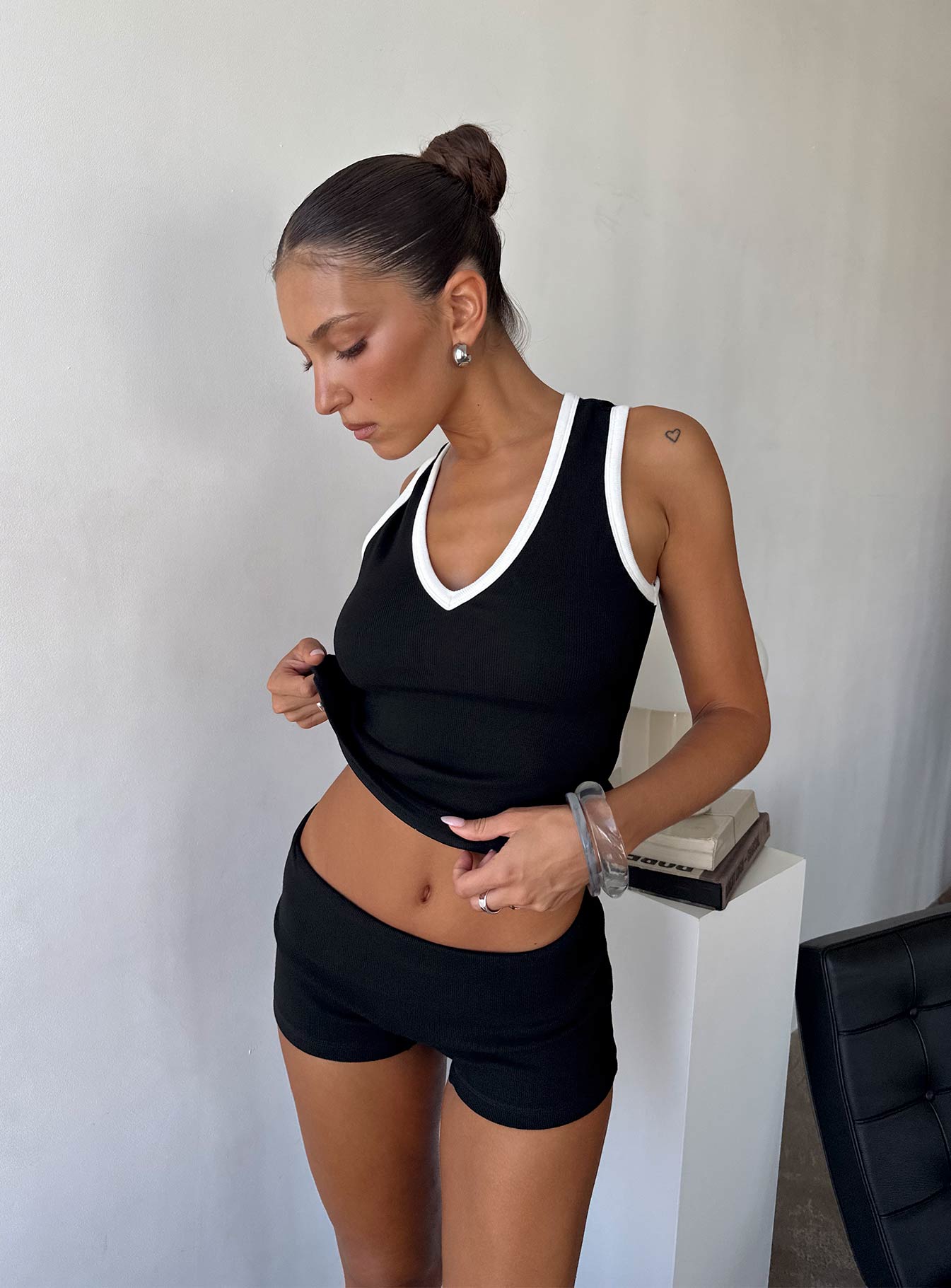 Baseline Low Rise Rib Shorts Black - Image 8