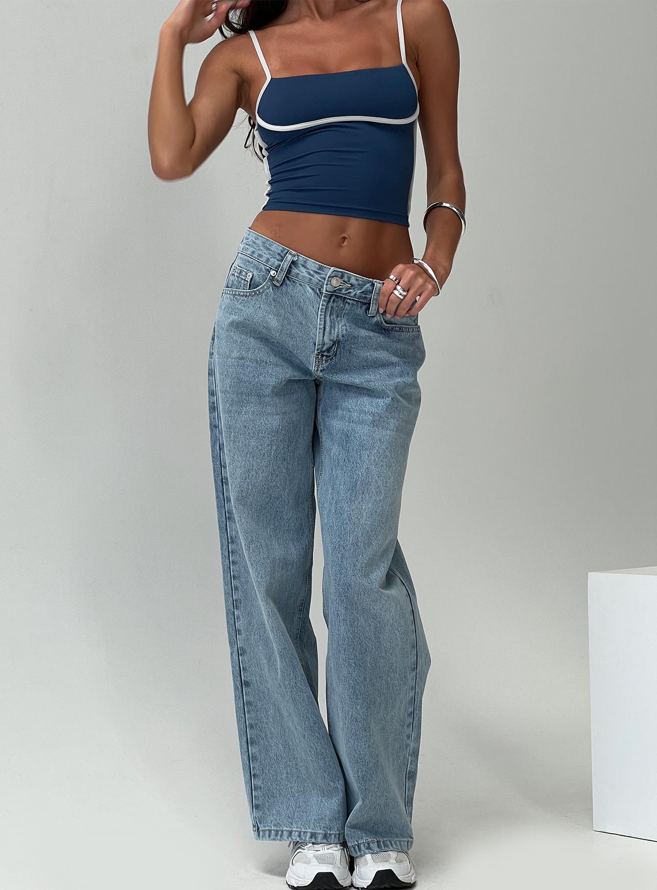 Serenitia Mid Rise Relaxed Jeans Light Wash Petite - Image 10