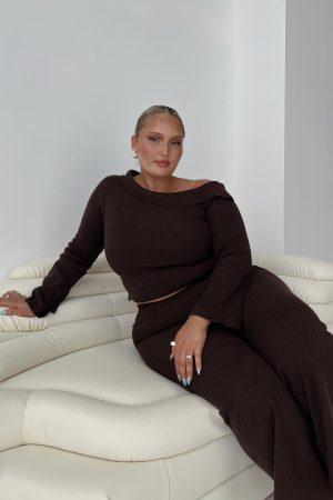 Sina Off The Shoulder Top Chocolate Curve