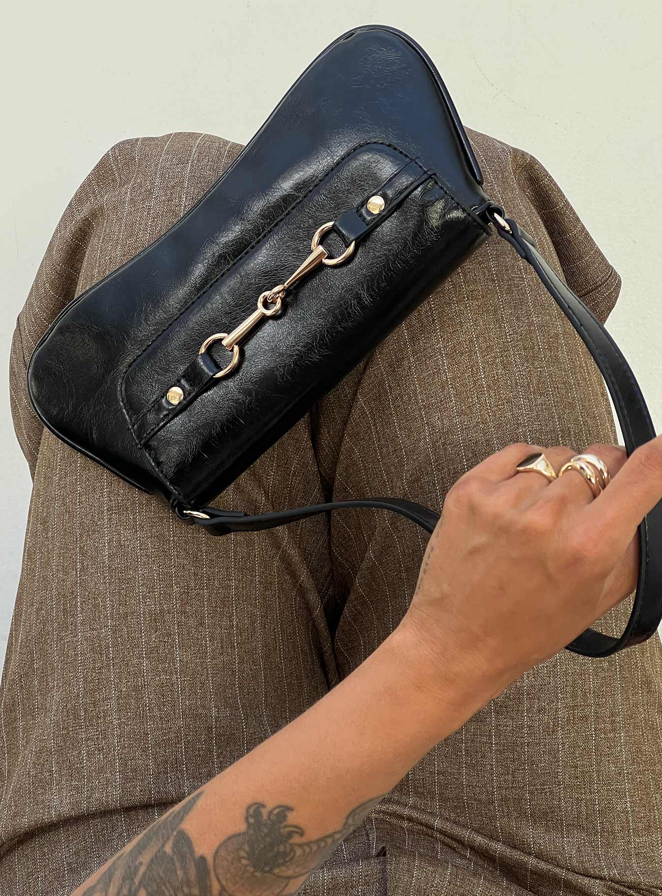 Pulse Shoulder Bag Black / Gold - Image 5
