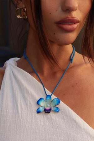 Wildrose Flower Pendant Necklace Blue