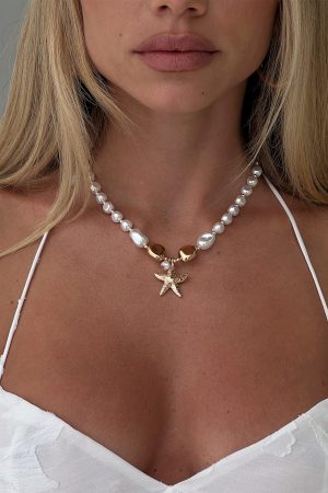 Splashy Star Pendant Necklace Gold