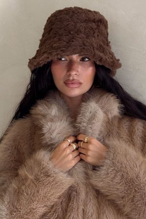 Frosty Fluffy Hat Chocolate
