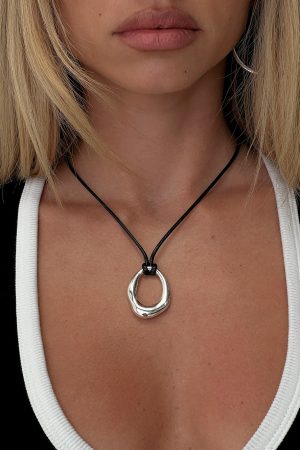 Star Quality Pendant Necklace Black / Silver