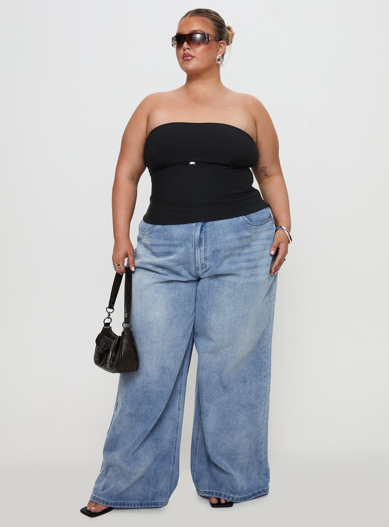 Naylor Mid Rise Wide Leg Jeans Light Wash Denim Curve - Image 2
