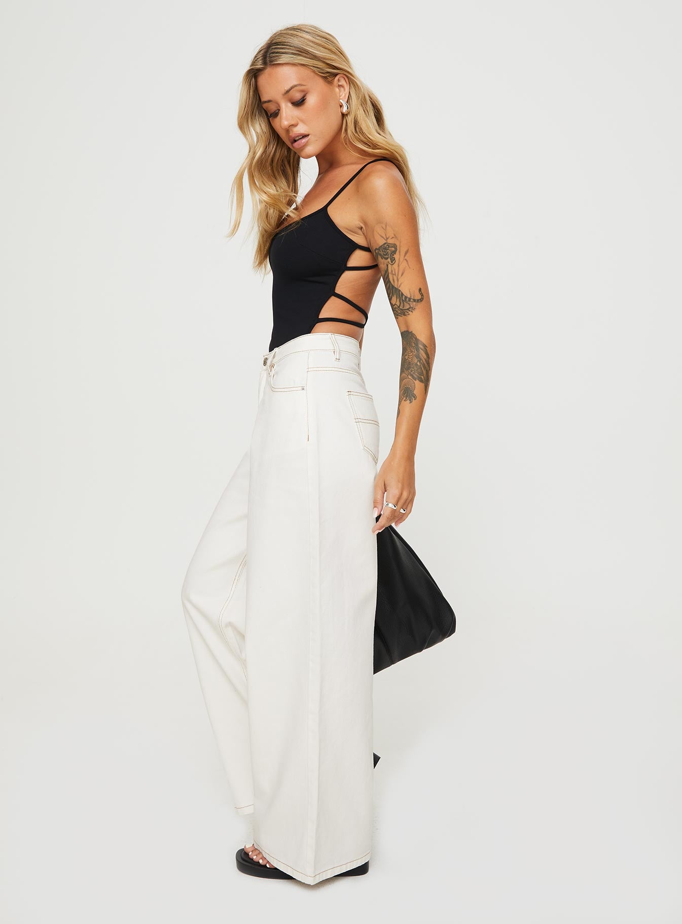 Naylor Mid Rise Wide Leg Jeans Cream Petite - Image 4