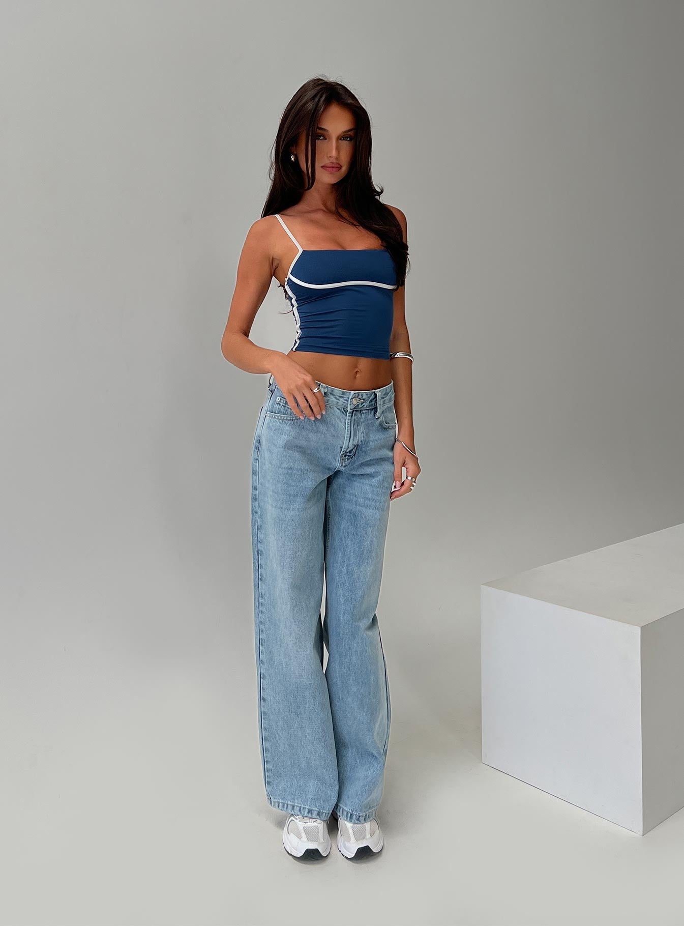 Serenitia Mid Rise Relaxed Jeans Light Wash Petite - Image 9
