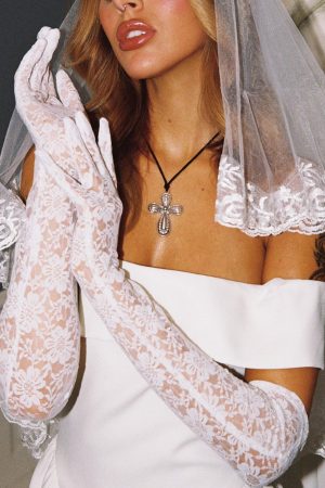 Lady Violet Lace Gloves White